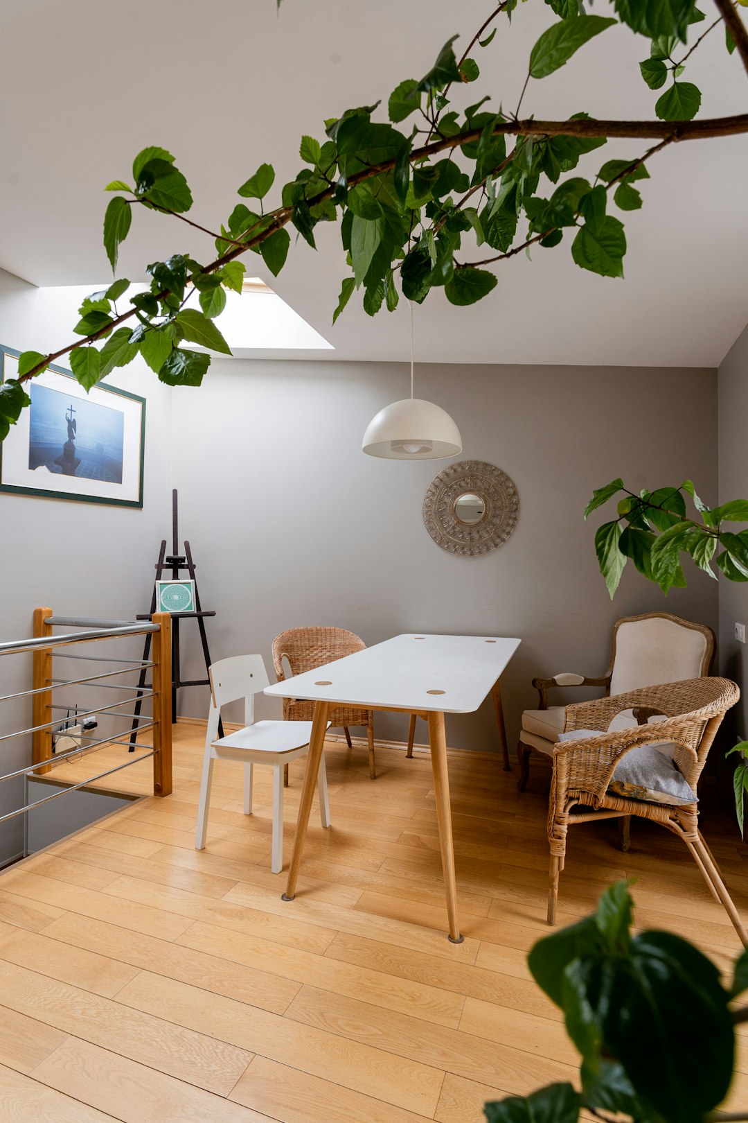 a-white-table-and-chairs-in-a-room-pzzqpg5htsy